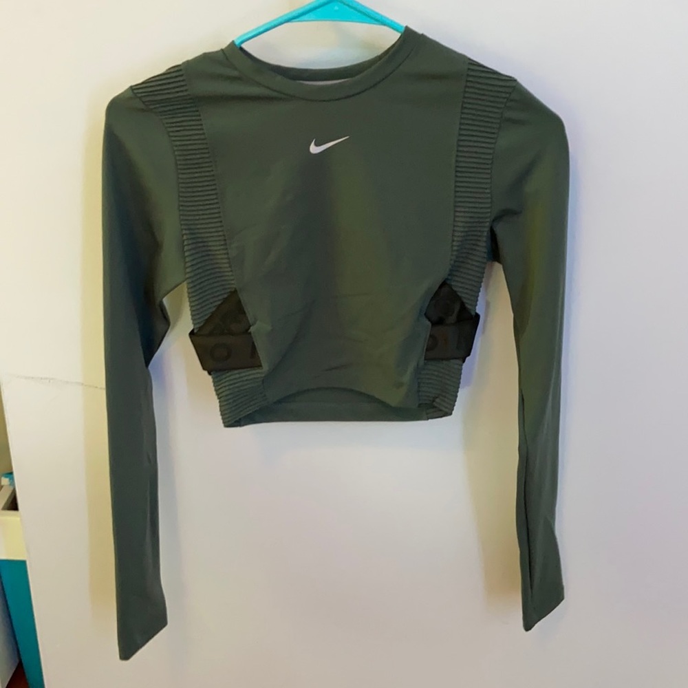 super cute cropped nike pro shirt